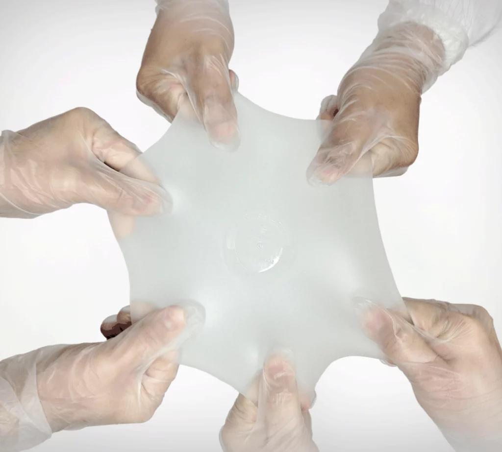 여러사람들이 모티바 가슴보형물의 내구성을 시험하고 있다.