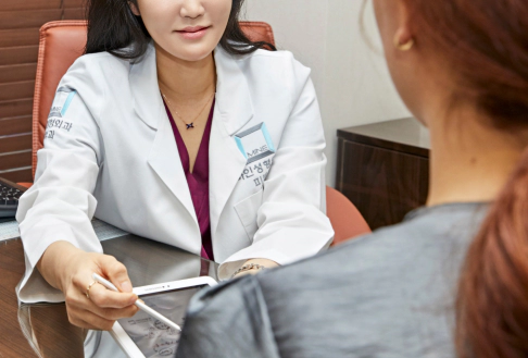 Image of a patient consulting dermatology doctor for acne.