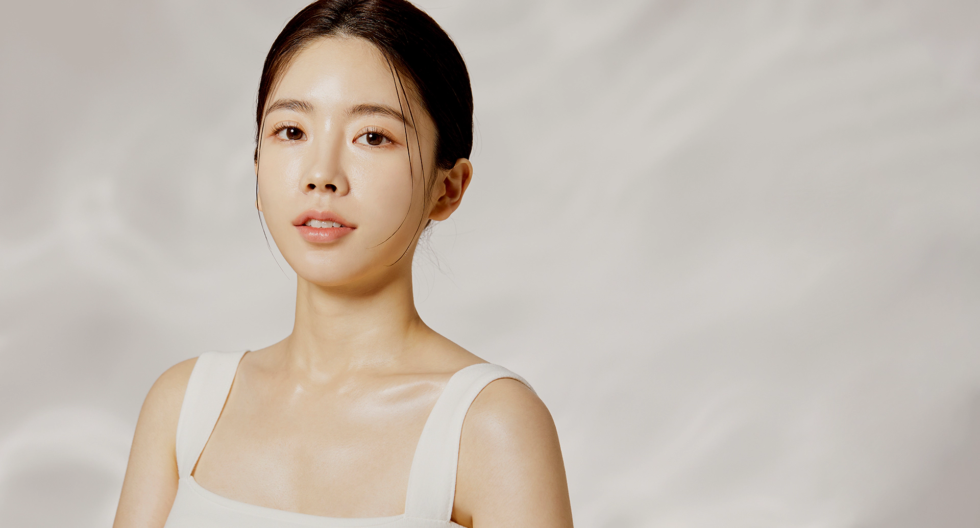 Fat dissolving injection aftercare for the face: a model photograph of the jawline and chin, the area MINE’s Vlimming contouring injection targets