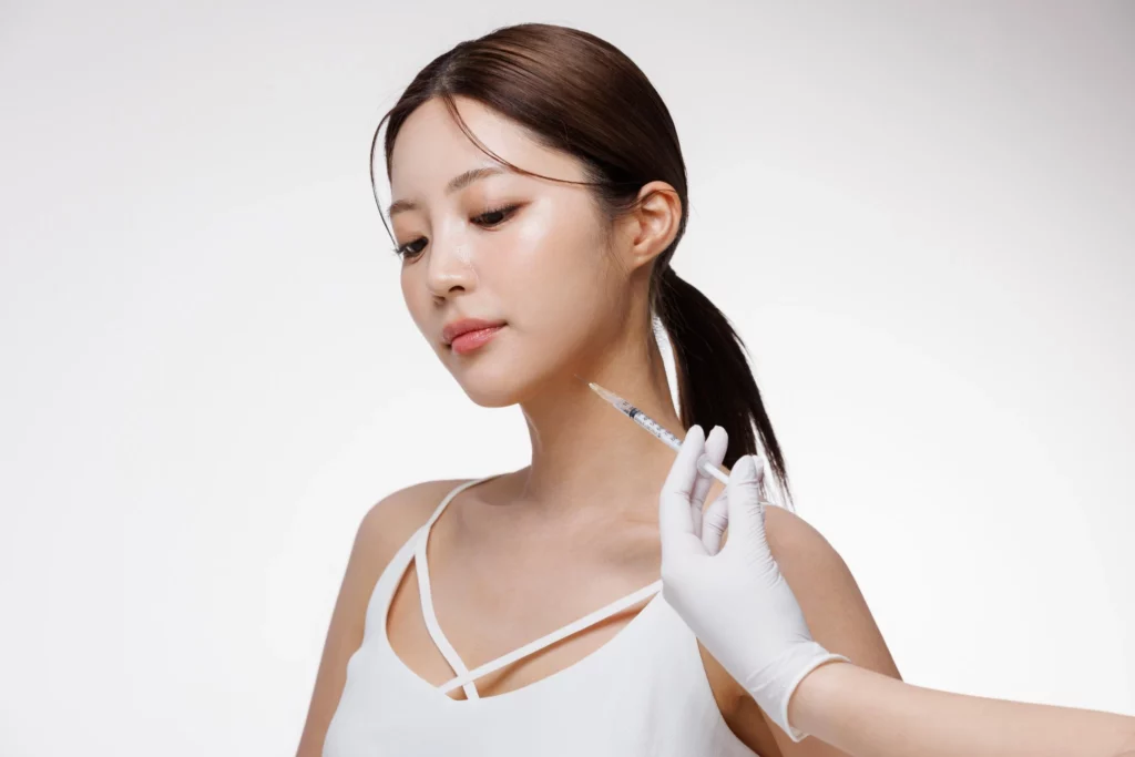 Non-surgical double chin removal using injectable treatment along the jawline and submental area, illustrating a minimally invasive approach to contouring the chin without surgery.