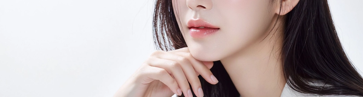 Close-up of a woman’s lower face and jawline, illustrating a slim and contoured look after salivary gland removal.