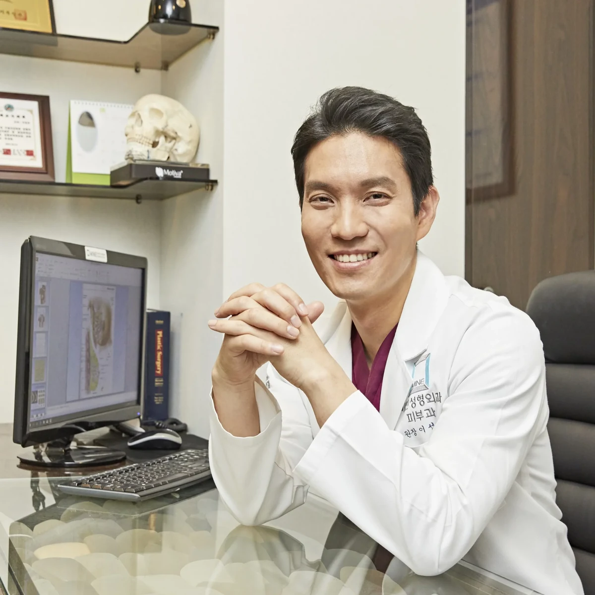 Dr. Lee Sung-wook, board-certified plastic surgeon assessing acne scar types at MINE in Seoul